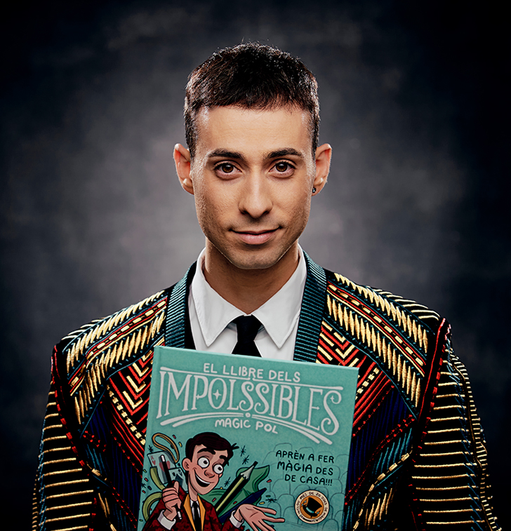Magic Pol avui, amb una americana de colors i El llibre dels impossibles