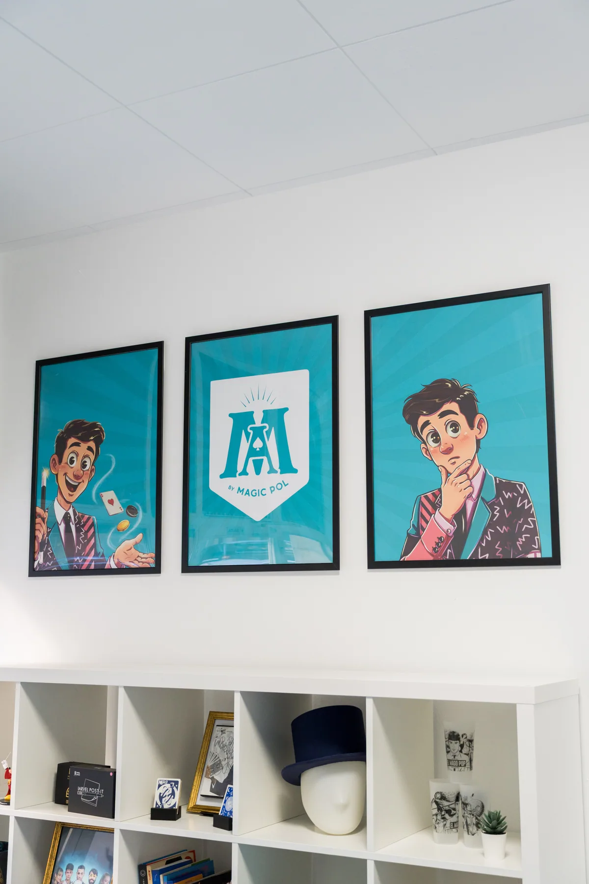 Làmines il·lustrades de l’Aula Màgica penjades a la paret